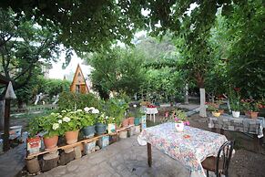 Oran Pansiyon Agac Evler