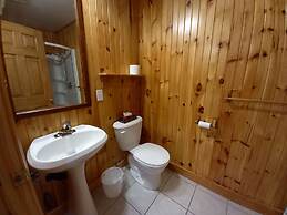 Anne's Windy Poplars Cottage Resort