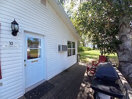 Anne's Windy Poplars Cottage Resort