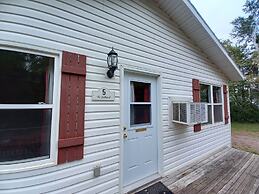 Anne's Windy Poplars Cottage Resort