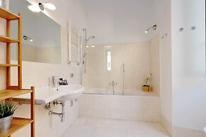 Giulia Charme - My Extra Home