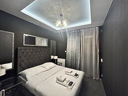 Glass House Hot Tub Apartments