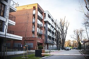 Glass House Hot Tub Apartments