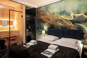 Glass House Hot Tub Apartments