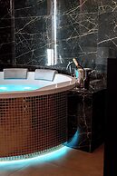 Glass House Hot Tub Apartments