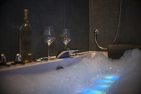 Glass House Hot Tub Apartments