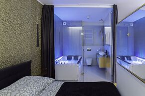 Glass House Hot Tub Apartments