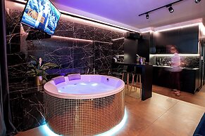 Glass House Hot Tub Apartments