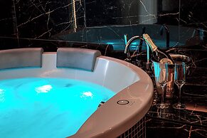 Glass House Hot Tub Apartments