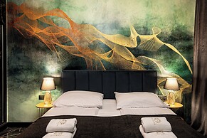 Glass House Hot Tub Apartments