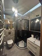 Glass House Hot Tub Apartments