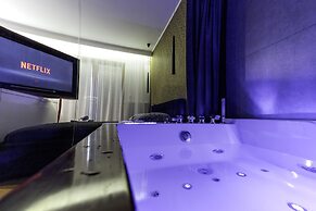 Glass House Hot Tub Apartments