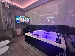 Glass House Hot Tub Apartments