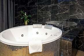 Glass House Hot Tub Apartments