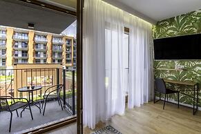 Glass House Hot Tub Apartments