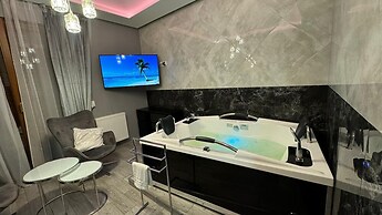 Glass House Hot Tub Apartments