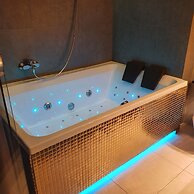 Glass House Hot Tub Apartments