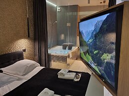 Glass House Hot Tub Apartments