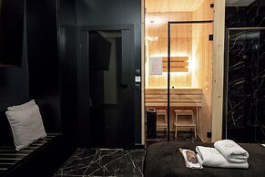 Glass House Hot Tub Apartments