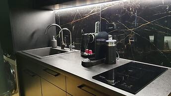 Glass House Hot Tub Apartments