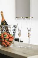 Glass House Hot Tub Apartments