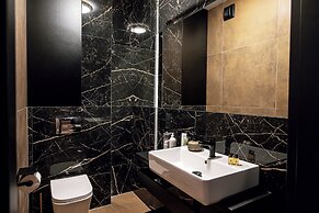 Glass House Hot Tub Apartments