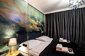 Glass House Hot Tub Apartments