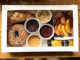 Glass House Hot Tub Apartments