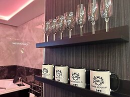 Glass House Hot Tub Apartments