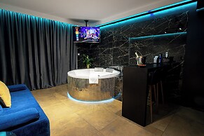 Glass House Hot Tub Apartments