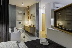 Glass House Hot Tub Apartments