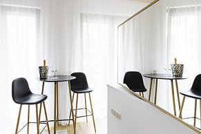 Glass House Hot Tub Apartments