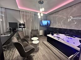 Glass House Hot Tub Apartments