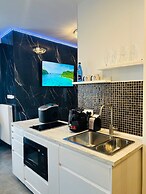 Glass House Hot Tub Apartments