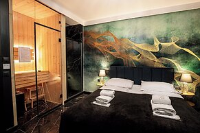 Glass House Hot Tub Apartments