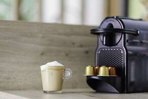 Glass House Hot Tub Apartments