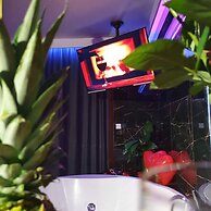 Glass House Hot Tub Apartments