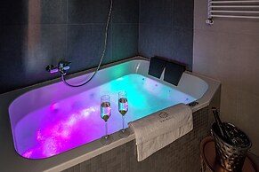 Glass House Hot Tub Apartments