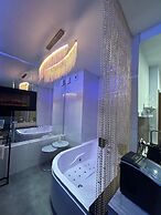 Glass House Hot Tub Apartments