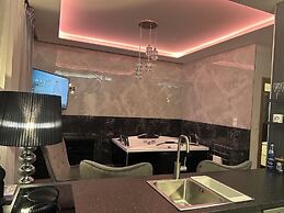 Glass House Hot Tub Apartments