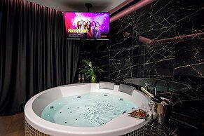 Glass House Hot Tub Apartments