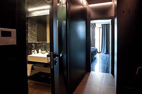 Glass House Hot Tub Apartments