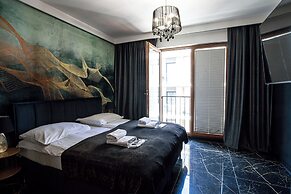 Glass House Hot Tub Apartments