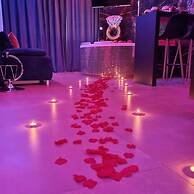 Glass House Hot Tub Apartments