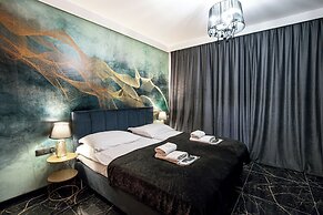 Glass House Hot Tub Apartments