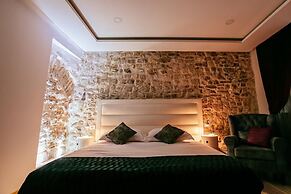 Get Split Luxury Apartment