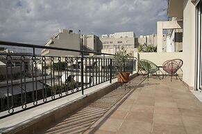 Amazing Renovated Penthouse In Pagkrati