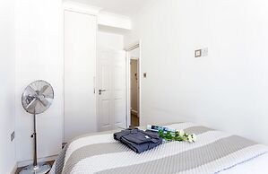 Gloucester Terrace by Lime Street