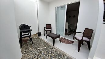 Tropical Condo BBQ Pool 5min to Airport