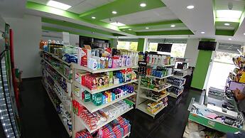 Tropical Condo BBQ Pool 5min to Airport